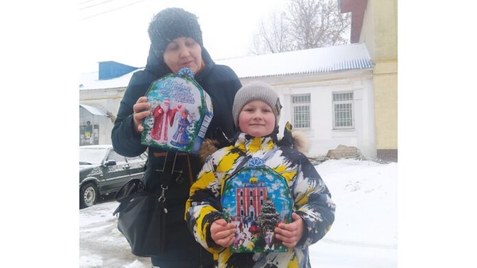 ПОДАРКИ Кучин Данил 5 лет и мама Оля, трое детей еще и Егор 8 лет, настя 16