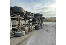 В Пронске спасатели достали водителя из завалившейся на бок фуры