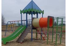 В подарок к Новому году маленькие жители поселка Орловский Пронского округа получили детскую площадку