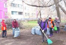 Новомичуринцы дружно убирают город от зимнего мусора
