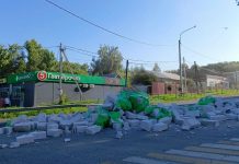 В Пронске строительные блоки, высыпавшиеся из грузовика, на два часа перекрыли улицу