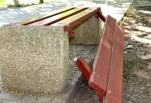 В центральном сквере Новомичуринска вандалы уничтожили еще три скамейки