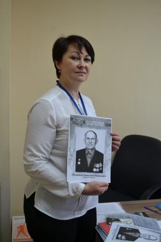 Ольга-Дейберт-с-портретом-деда-Николая-Плешкова051